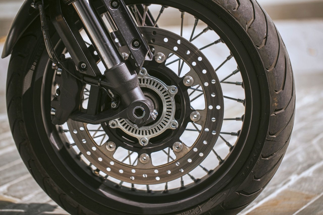 Le ruote a raggi e il freno anteriore della Brixton Crossfire 500